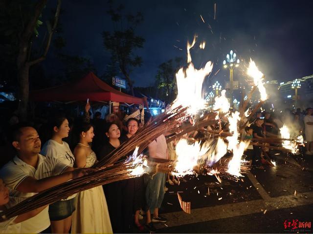 四川凉山万人点燃火把夜 星光璀璨下的东方狂欢节