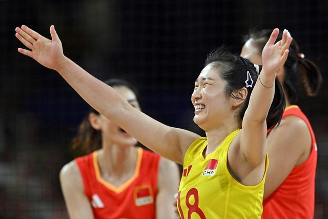中国女排3-2胜美国 迎小组赛开门红 朱婷领衔勇夺巴黎首胜