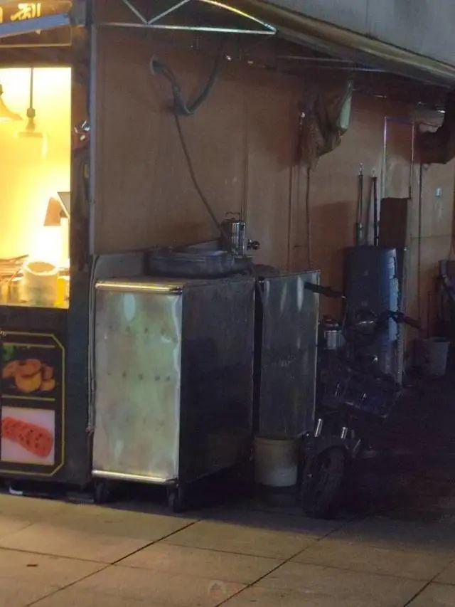 小摊老板用空调冷凝水洗菜 食品安全引担忧