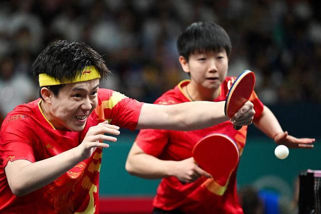 中朝韩选手领奖台自拍 展现奥运精神与友谊