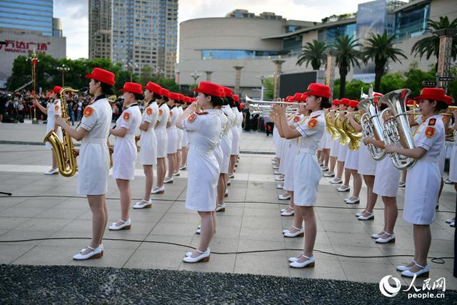 江西南昌：八一节 升国旗，市民游客共庆建军辉煌