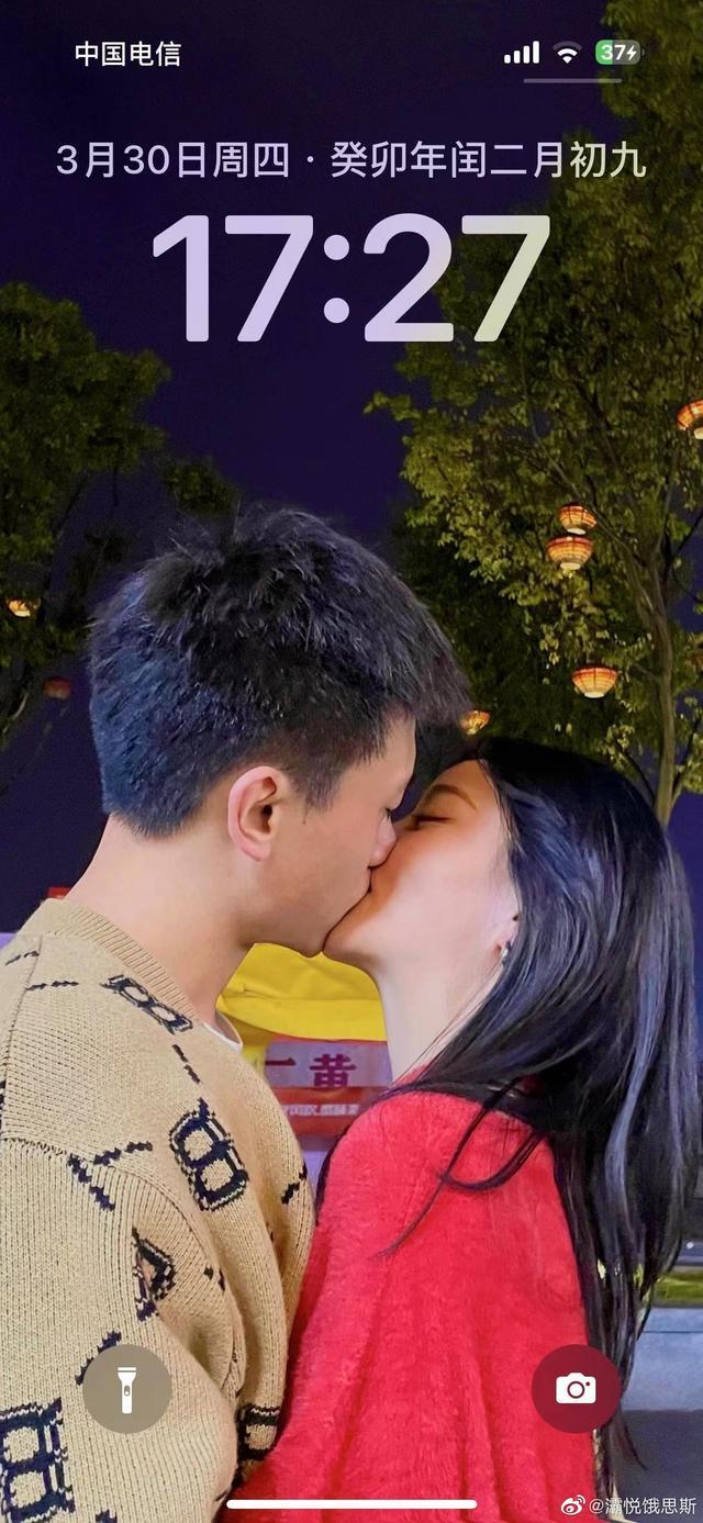 刘宇坤秀恩爱被称“接吻哥” 奥运冠军的浪漫日常