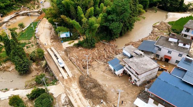 湖南资兴市燕窝村遭遇泥石流 百处滑坡震撼航拍揭露