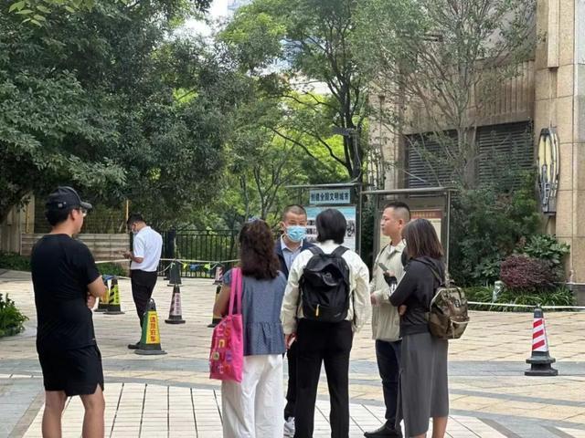 被砸身亡外卖员疑系19岁大学生兼职 小区外墙安全引关注