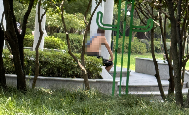 “晒背族”占领上海各公园：健康养生新潮流引发争议