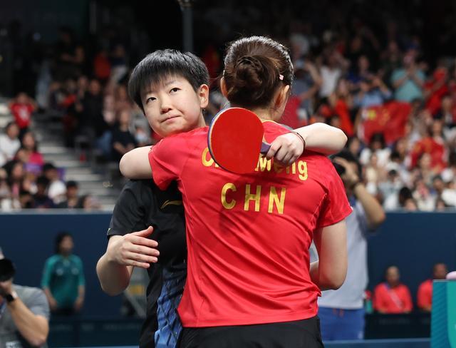 夺冠后陈梦拥抱孙颖莎时说了啥？两人并肩合影展现出乒乓球队的团结与友谊