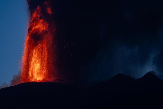 埃特纳火山再喷发场面壮观 欧洲最高活火山震撼喷发