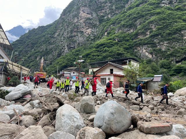 遭遇特大泥石流后的康定村庄