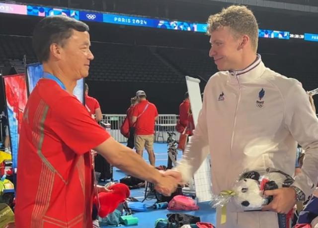 法国4金选手再次上门道歉 向中国游泳教练解释并合影：双方还互送礼物