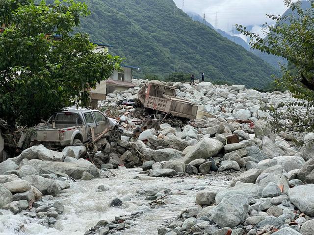 遭遇特大泥石流后的康定村庄