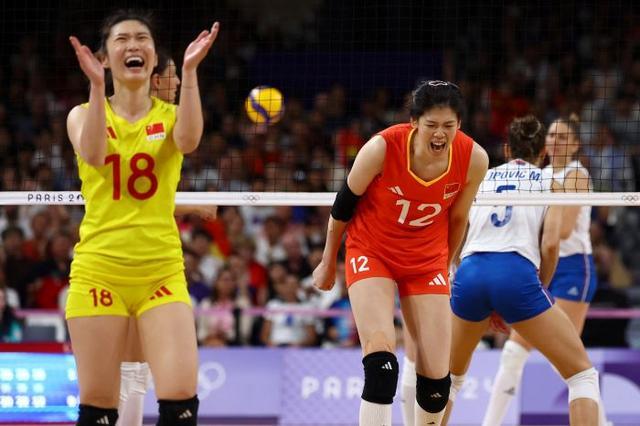 中国女排赛点局遭遇争议判罚