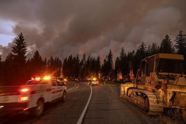 美国突发大火 多栋住宅被烧毁 加州迎火灾高峰期