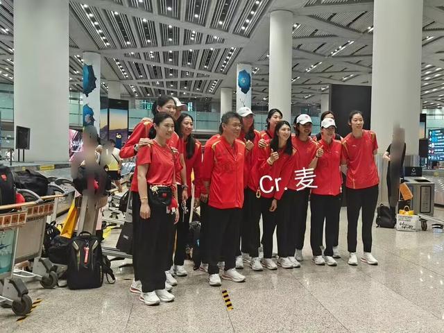 网友在戴高乐机场偶遇中国女排