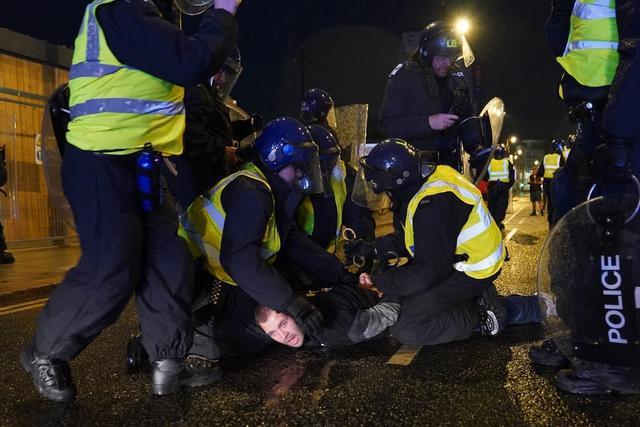 博主拍视频记录英国骚乱 多地爆发极右翼暴力事件