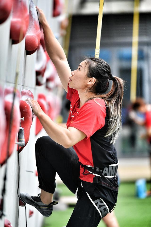 邓丽娟巴黎奥运女子攀岩摘银 中国速度新星崛起