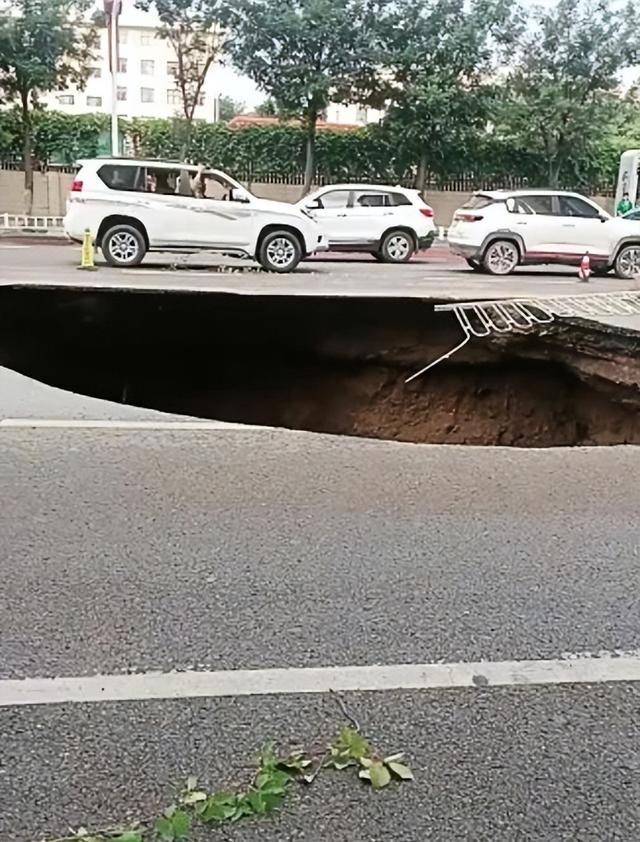 甘肃庆阳一路面塌陷出深坑 暴雨致污水管破裂