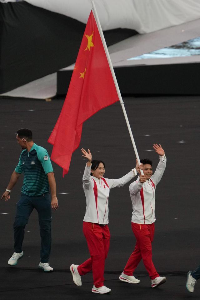 闭幕式：中国代表团入场，荣耀时刻见证辉煌成就