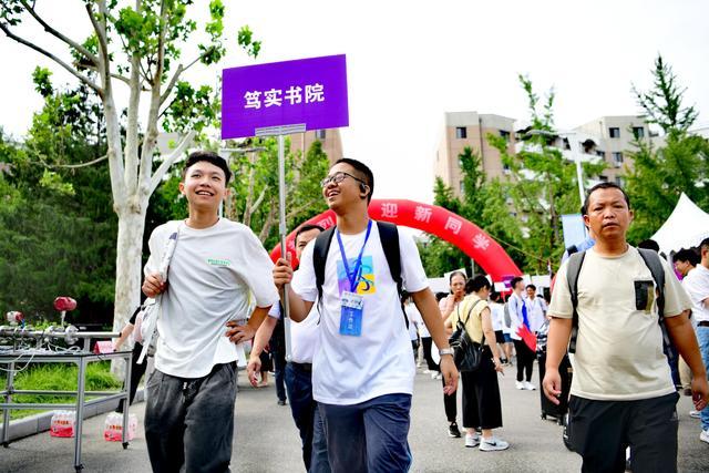 清华新生报到 各学院举牌热情吆喝