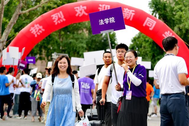 清华新生报到 各学院举牌热情吆喝