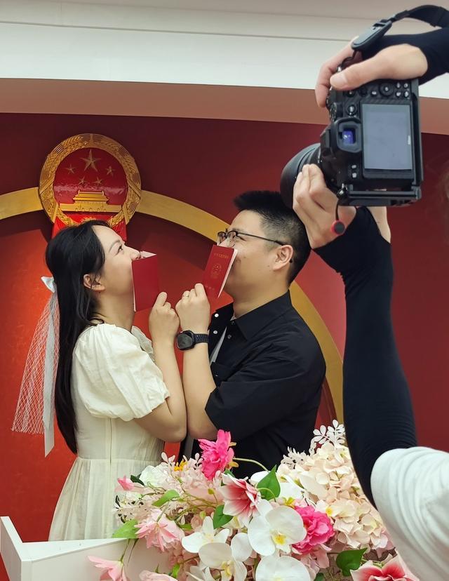 💰欢迎进入🎲官方正版✅结婚登记不需要户口簿方便了谁 婚姻自由度与风险并增  第1张