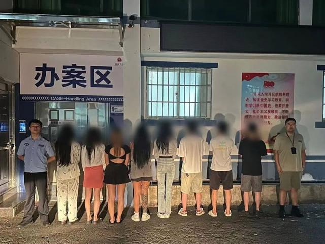 江西一私人影院进行卖淫嫖娼活动 警方突击查处，8名涉案人员被抓