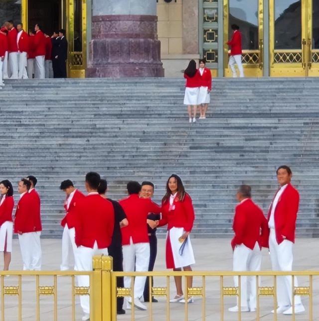 马龙全红婵站一起画面和谐 张雨霏手拿六枚奖牌郑钦文满脸笑容