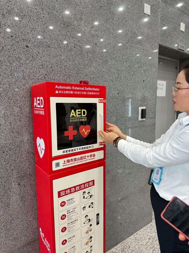 18岁女孩登船前心脏骤停医生旅客出手救人 生死时速救援行动