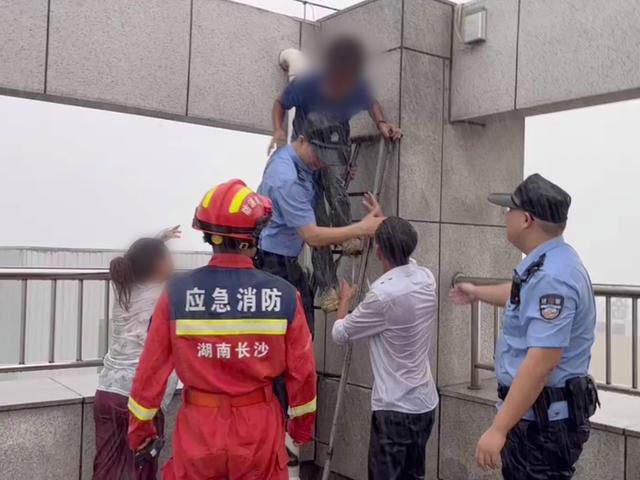 女子7楼轻生民警暴雨中劝解1.5小时 生死一线大爱无畏