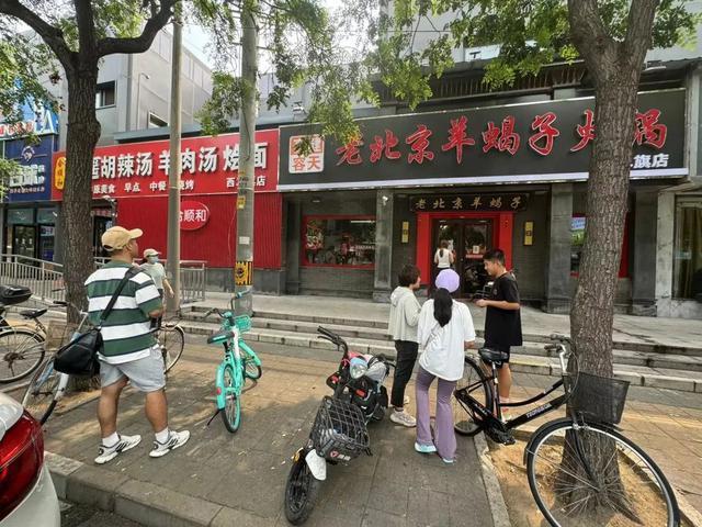 火锅店老板因救落水者牺牲，众多北京市民前往排队就餐表达敬意 英雄火锅店生意常红