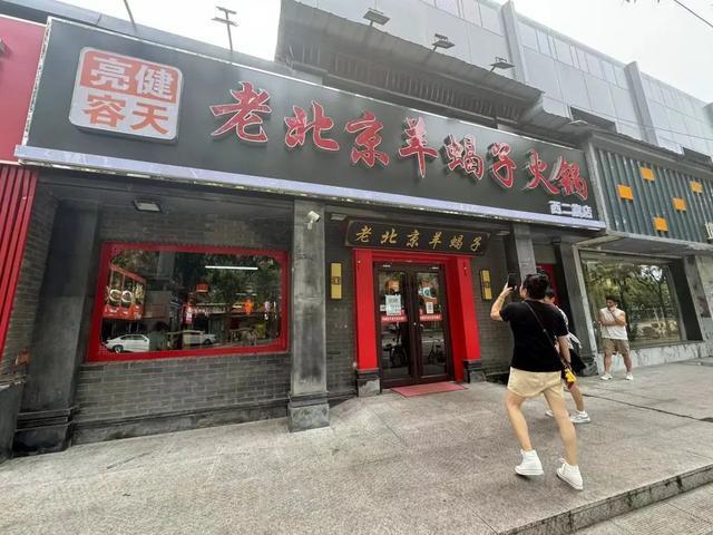 火锅店主救人牺牲市民就餐表敬意 英雄事迹传扬市民行动致敬