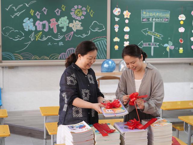 迎接秋季新学期 各地学校忙碌筹备中