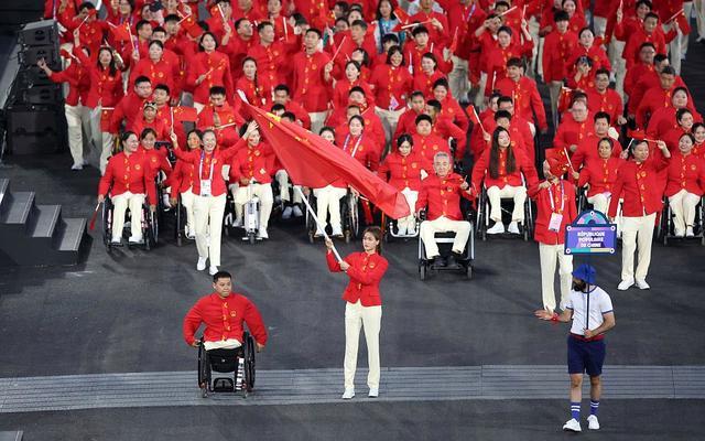 中国残奥代表团亮相巴黎残奥会：展现坚韧风采