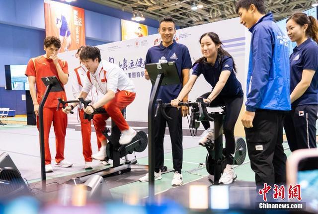 孙颖莎王曼昱在香港体验奥运新项目 乒乓国手挑战壁球