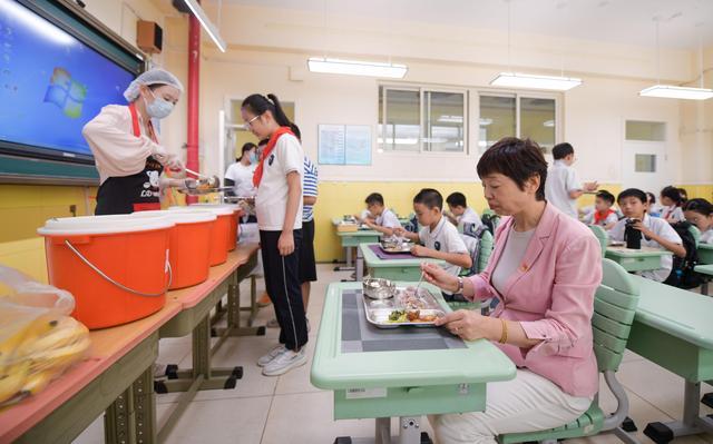 北京中小学生新学期不再吃盒饭 北京校园餐管理新规实施！