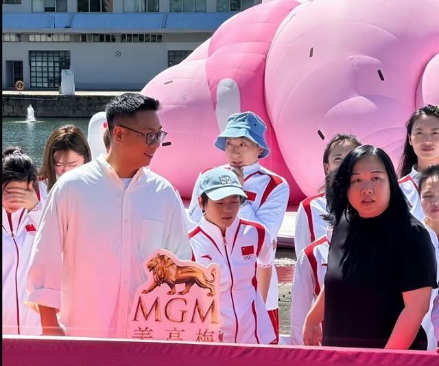 太宠了！马龙给全红婵买帽子，婵宝开心直乐，网友：像是当女儿宠