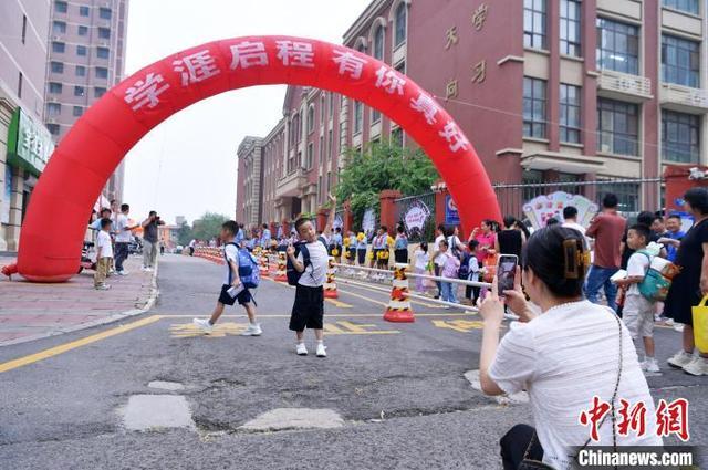 河北石家庄：小学生开启校园新生活，迎首个开学季