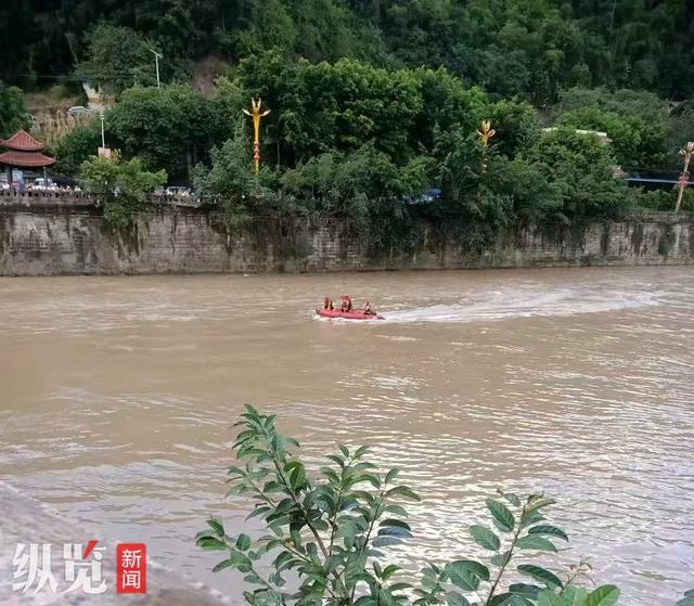 四川坠河失联女店主仍在搜救中 民众自发参加，期盼安全归来