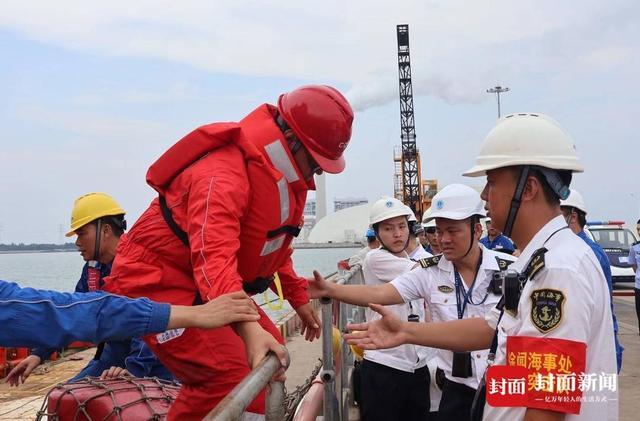 湛江徐闻连夜转移千余滞留货车司机 应对超强台风“摩羯”来袭