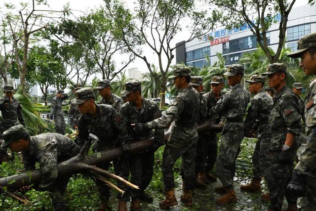 武警海南总队官兵奋战灾后重建工作