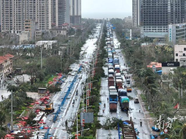 台风灾后重建的暖心瞬间 断电家庭重获光明