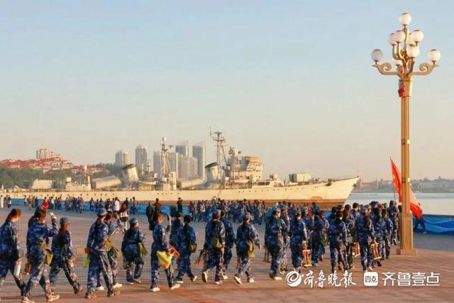 大一新生在海边迎着日出军训拉练 青春与日出同辉