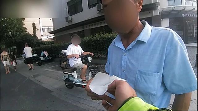 大叔崩溃求助交警请他吃面加鸡腿