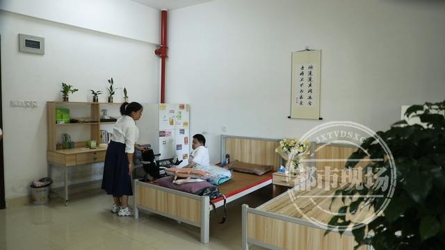 高校为脆骨病新生安排母女同住 爱心助学子圆梦大学