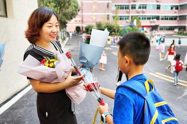 老师站校门口拒绝学生带礼物进校 教师节带花不准进校园