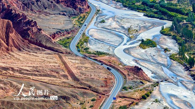 新疆：独库公路秋日美景画中游