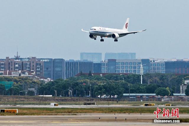 水门礼迎接国航首架C919首飞 国产大飞机启航新篇章