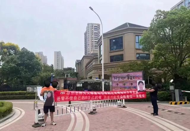 幼师出轨学生爸原配在校门口拉横幅 幼儿园回应