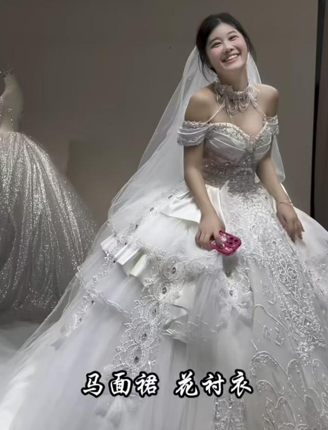 演员李嘉明与小18岁女友官宣结婚 跨越年龄的真爱见证