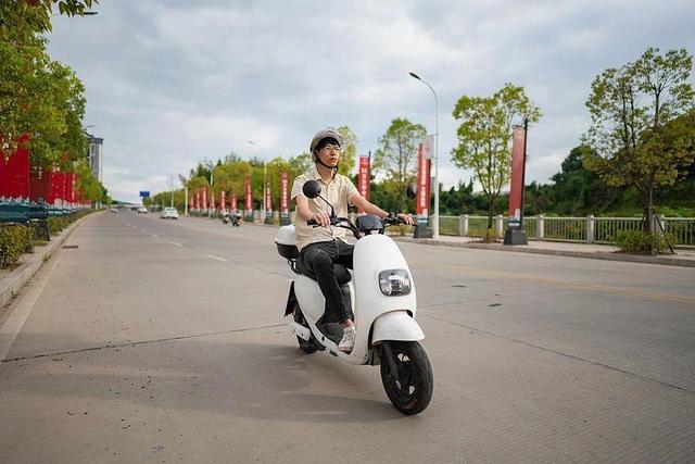 电动车刮蹭网约车 司机带乘客狂追 警惕“开门杀”隐患