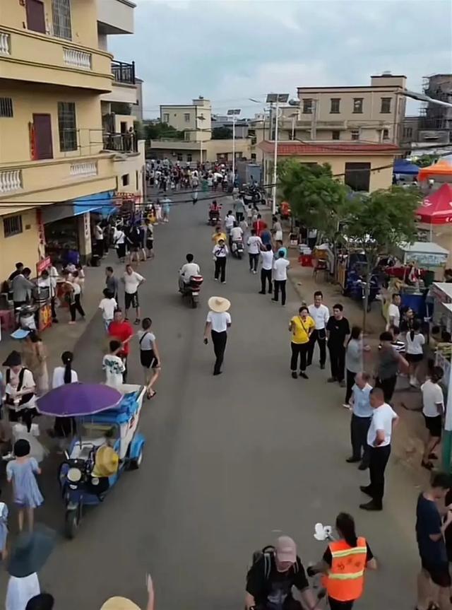 全红婵回老家逛街，家里遭多人日夜围观